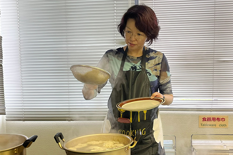 水餃子をゆでる王先生 餃子パーティ_②s