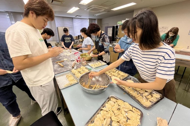餃子づくりから広がる国際交流
