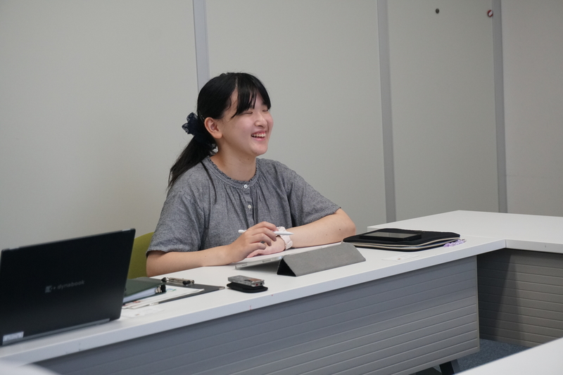 取材をする学生広報サポーターの石川さん