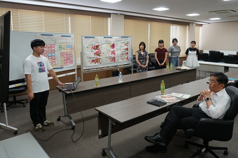 2.大谷学長への提案の様子